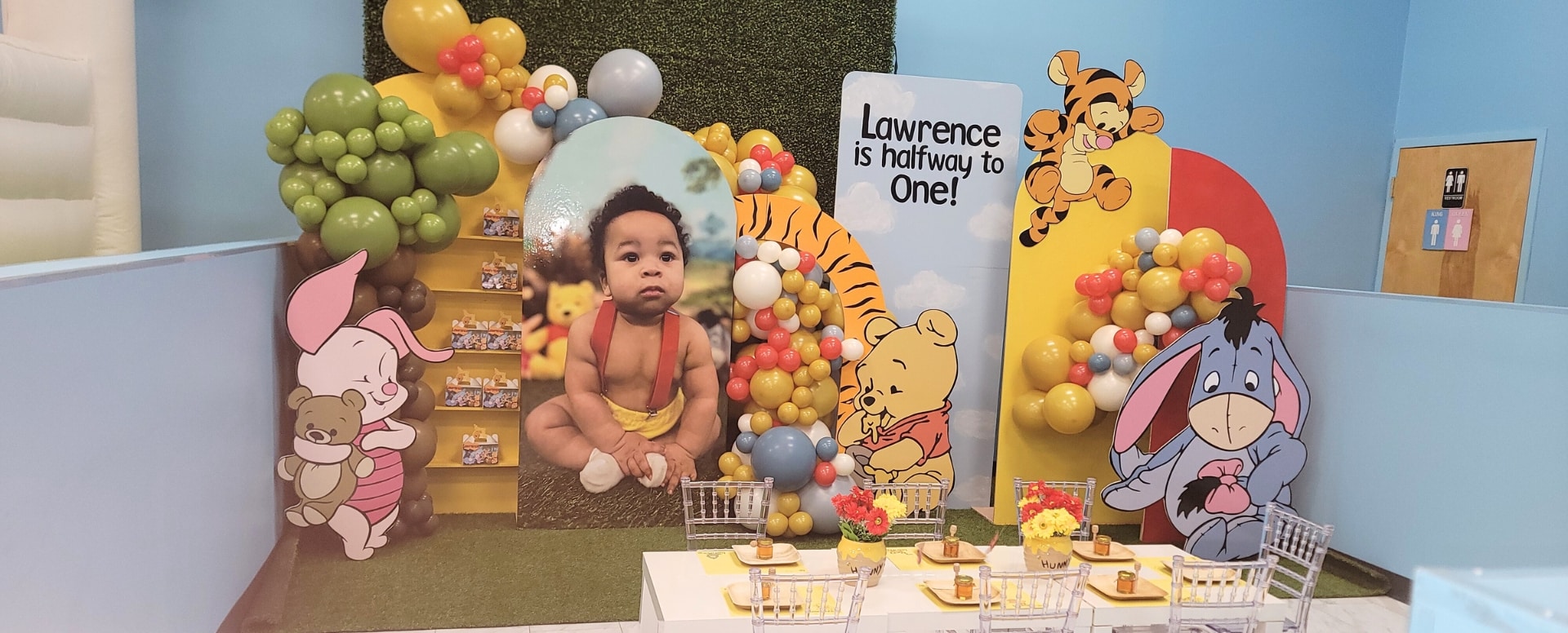 Winnie-the-Pooh set up with a beautiful balloon display created by The Balloon Fairy at Kidz Kastle